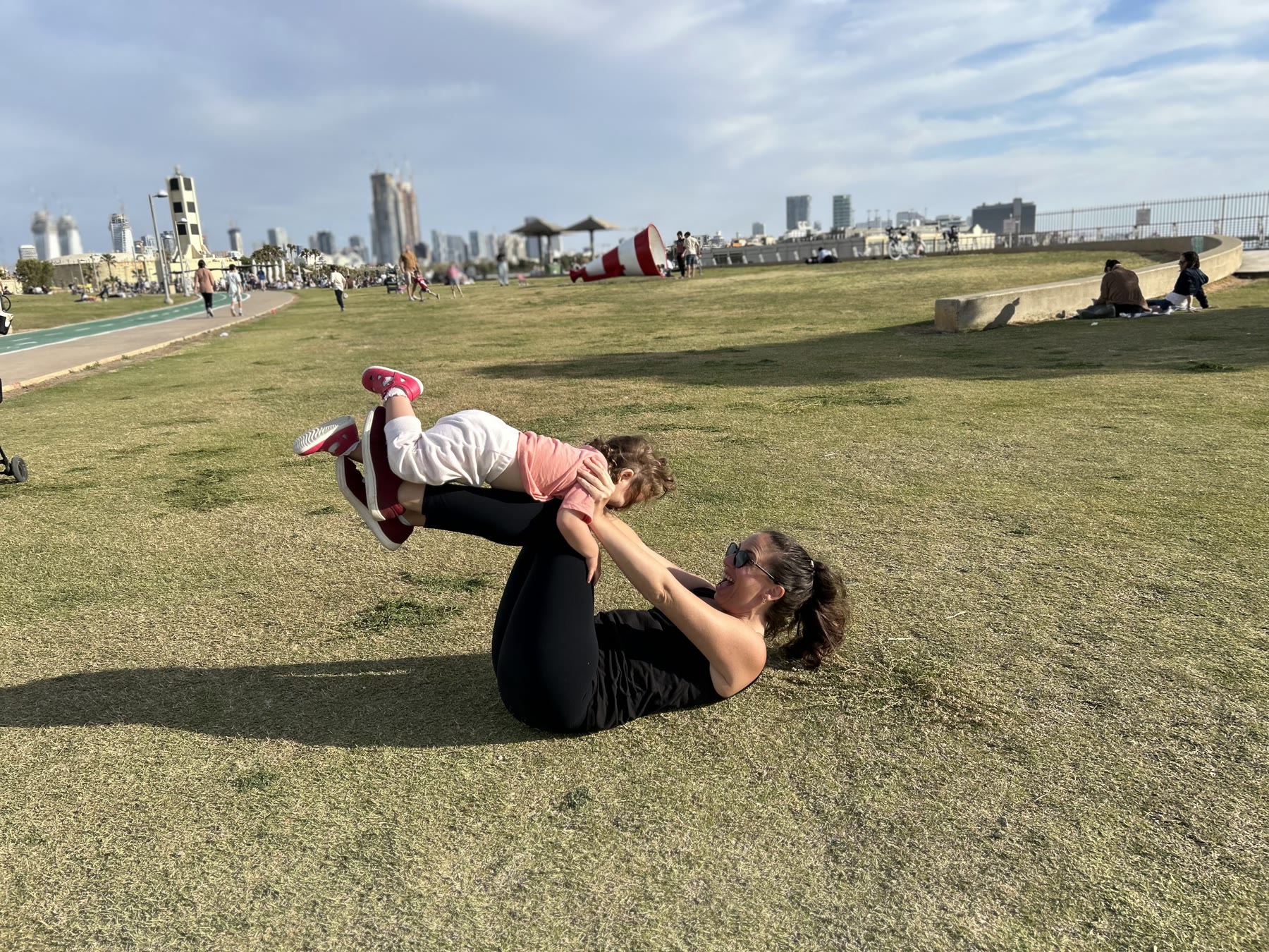 משחק על הדשא בעיר